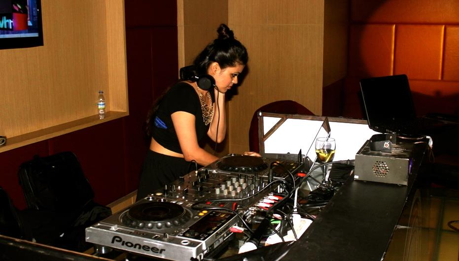 female disco jockey lakshadweep